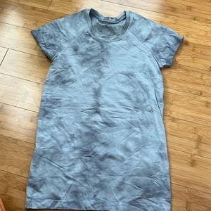 Lululemon women’s swiftie tee